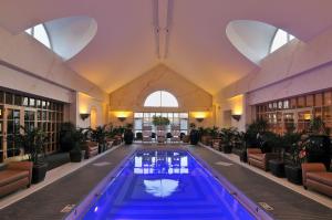 诺里奇Spa酒店内部或周边的泳池