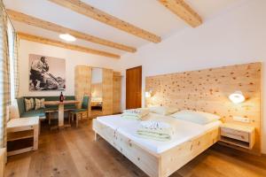 巴特霍夫加施泰因Hotel Garni Mühlbacher - inklusive kostenfreiem Eintritt in die Alpentherme的一间卧室,卧室内配有一张大床