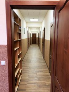 乌日霍罗德Hostel Gulliver的走廊上设有书架和走廊