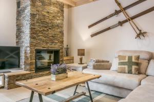 巴奎伊拉-贝莱特Val de Ruda Luxe 33 by FeelFree Rentals的带沙发和壁炉的客厅