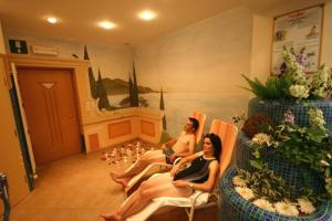 圣瓦伦蒂诺阿拉穆塔玛尔酒店的两个女人坐在椅子上
