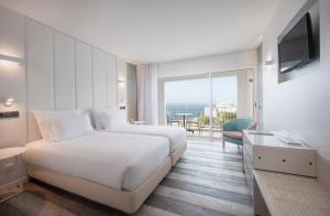 丰沙尔阿尔托丽都酒店的酒店客房设有一张床和一个大窗户