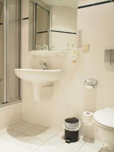 奥滕多夫-欧克里拉Pension Ottendorf-Okrilla的白色的浴室设有水槽和卫生间。
