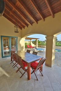 棕榈滩Aruba Dreams的天井上的木桌和椅子