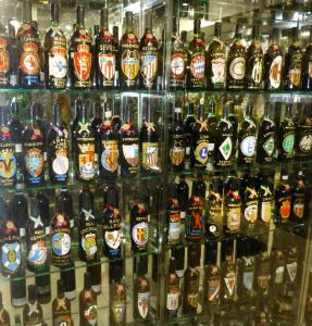 卡卡韦洛斯Hotel Villa de Cacabelos的商店里陈列着瓶装啤酒