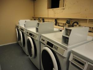 怀特霍斯斯特拉福汽车旅馆的洗衣房里的一排白色洗衣机