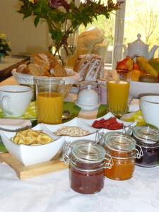 阿格诺乐帕仁斯泽住宿加早餐酒店的一张桌子,上面有早餐食品和饮料