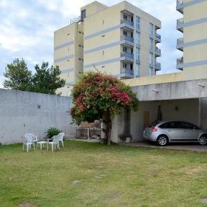 圣路易斯Vía Lavalle Suites 1的停在大楼前的院子中的汽车