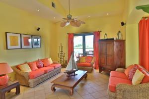 棕榈滩Aruba Dreams的客厅配有两张沙发和一张桌子