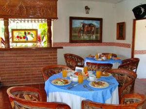 布塞里亚斯巴亚尔塔加拿大度假村的一间用餐室,配有两张带食物盘的桌子