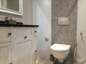 尼斯Beautiful apartment Rue De La Croix Vieux Nice的浴室配有白色卫生间和盥洗盆。
