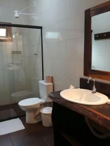 加罗帕巴Casa de Lenir的一间带水槽、卫生间和镜子的浴室