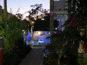费特希耶斯特拉经典公寓的享有带蓝色灯光的庭院美景