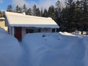 Saint ElieChalet Le Semeur的前面有一堆积雪的房子