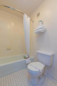 罗克斯普林罗克斯普林斯8号汽车旅馆的浴室配有白色卫生间和淋浴。