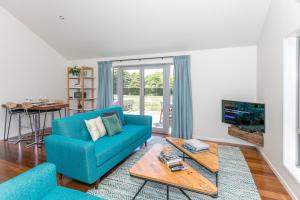 汉密尔顿Spacious Modern Two-Bedroom Apartment的客厅配有蓝色的沙发和桌子