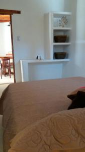 蒂尔卡拉La Cabañita de Tilcara的卧室配有一张床和一张桌子及椅子