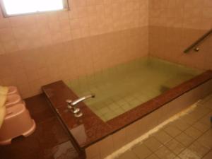 镰仓市垣屋日式旅馆的带浴缸的浴室和卫生间