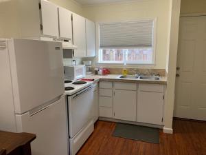 克拉马斯福尔斯Townhouse Inn & Suites的厨房配有白色冰箱和水槽
