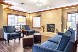 吉列Comfort Inn & Suites Gillette near Campbell Medical Center的客厅配有蓝色的家具和壁炉