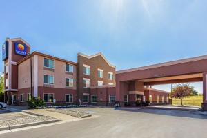 吉列Comfort Inn & Suites Gillette near Campbell Medical Center的一座大型建筑,前面设有停车场
