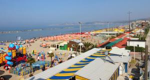 安科纳POSAPPARTAMENT的一个带游乐场和海滩的游乐园