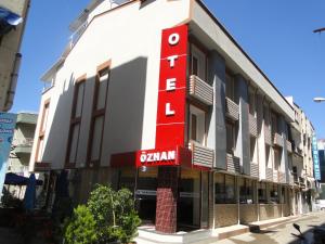 安塔利亚欧丈酒店的一面有红色标志的建筑物