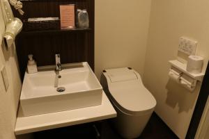 高松布凯苏酒店的浴室配有白色水槽和卫生间。