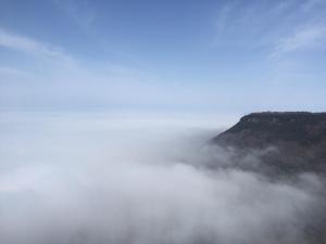 高松布凯苏酒店的云中山峰的景色