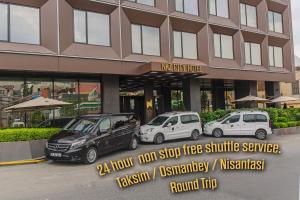 伊斯坦布尔纳兹城塔克西姆酒店 - 特殊类别的三辆车停在大楼前的停车场