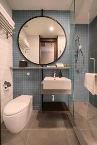 吉隆坡Travelodge Chinatown Kuala Lumpur的一间带卫生间、水槽和镜子的浴室