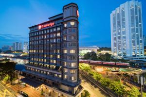 吉隆坡Travelodge Chinatown Kuala Lumpur的一座高大的建筑,上面有钟