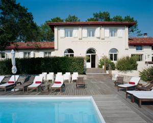 梅桑热Hotel La Maison de la Prade的别墅前设有游泳池