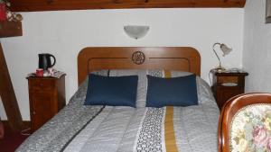 Hauxchambre chez sylvie的一间卧室配有一张带蓝色枕头的大床