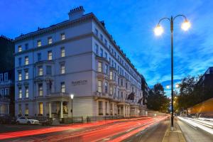伦敦伦敦女王门辉盛阁国际公寓的夜行的街道上一座白色的大建筑
