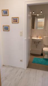 汉诺威Comfort的一间带水槽、卫生间和镜子的浴室
