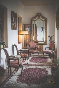Ogra卡斯特哈勒酒店的客厅配有椅子和镜子