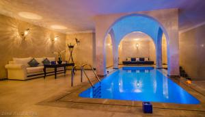 舍夫沙万丽娜莱德spa酒店的游泳池位于带客厅的房间