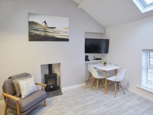 滨海索尔特本Host & Stay - The Surfer's Loft Apartment的客厅设有壁炉、桌子和椅子