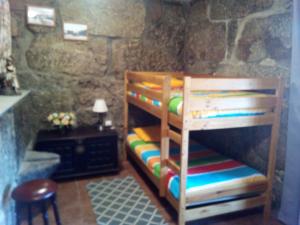 雷森迪Casa do Lagar的一间卧室配有石墙内的双层床