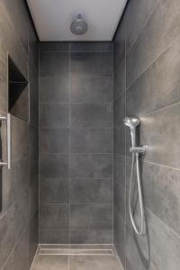 内斯De Berkenhof Aparthotel的浴室设有灰色瓷砖淋浴。