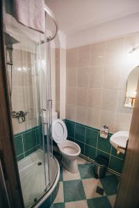 索瓦塔Szandy的浴室配有卫生间、淋浴和盥洗盆。