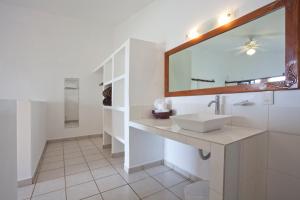 Monte GordoHotel Taboga Eco Boutique & Spa Costa Esmeralda的白色的浴室设有水槽和镜子