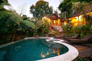 德格拉朗Umah Tis Sebatu的花园内的游泳池,带房子