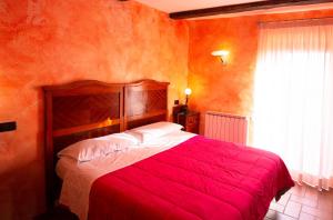 内米阿尔伯格戴安娜旅馆的一间卧室设有红色的床和窗户。