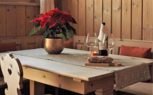 策尔内茨Chesa Sper l'Ovel Brail的红花瓶和酒杯桌子