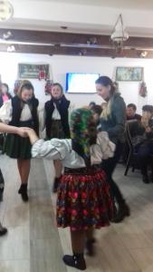 ŞieuPensiunea Popan的一群女孩在房间里跳舞