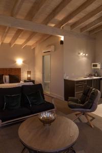 欧尼罗亚教堂湾之旅酒店的客厅配有沙发和桌子