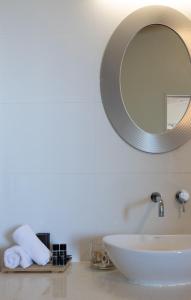 欧尼罗亚教堂湾之旅酒店的浴室设有白色水槽和镜子