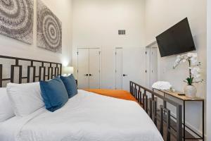 纽瓦克Luxury City Escape的一间卧室配有一张带蓝色枕头的床
